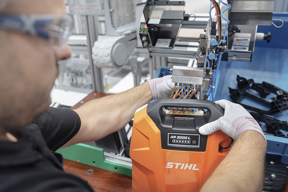 Personal i fabriken färdigställer ett nytt batteri