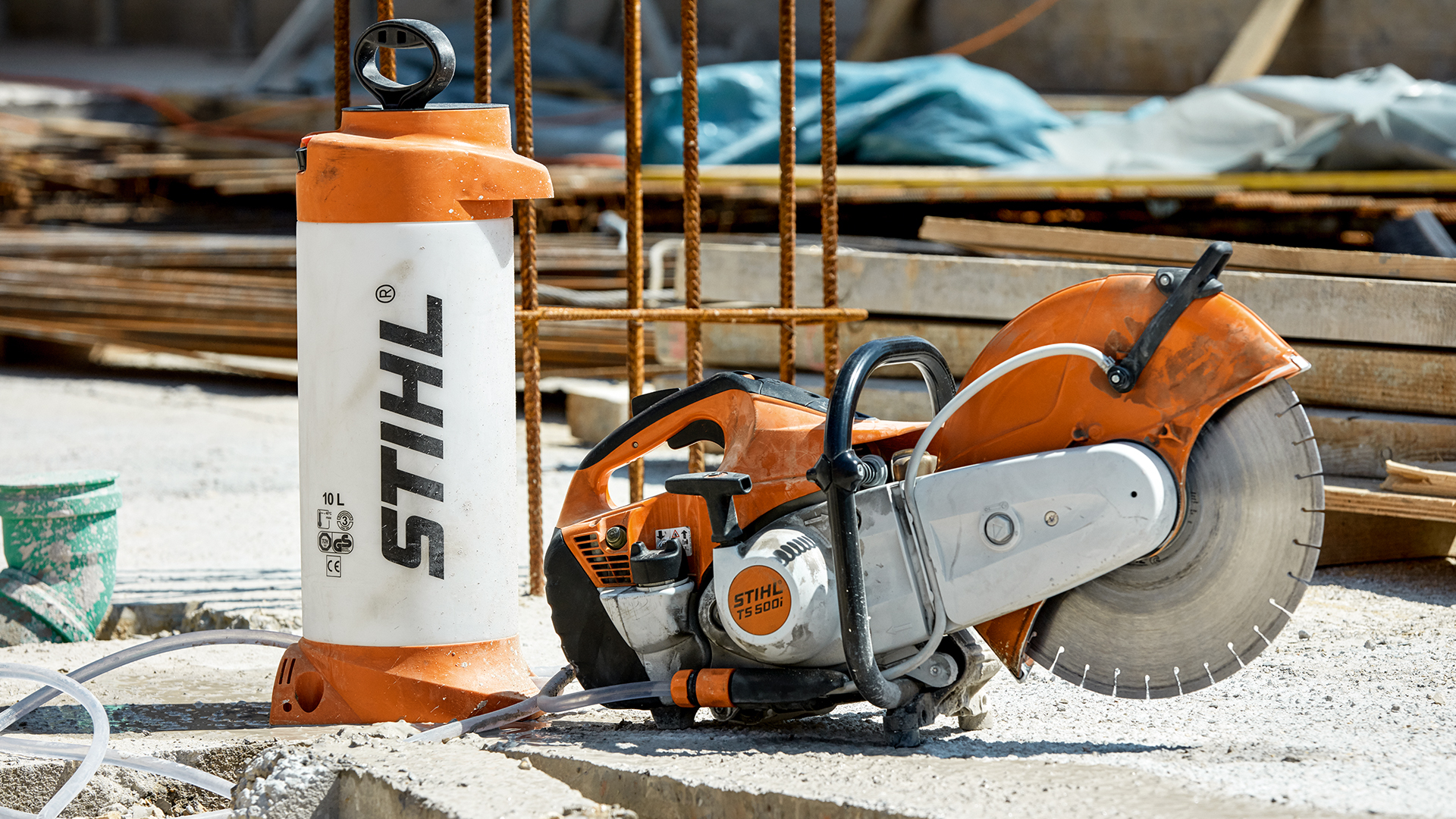 STIHL bensinkapmaskin TS 500i med tryckvattenbehållare på byggarbetsplatsen