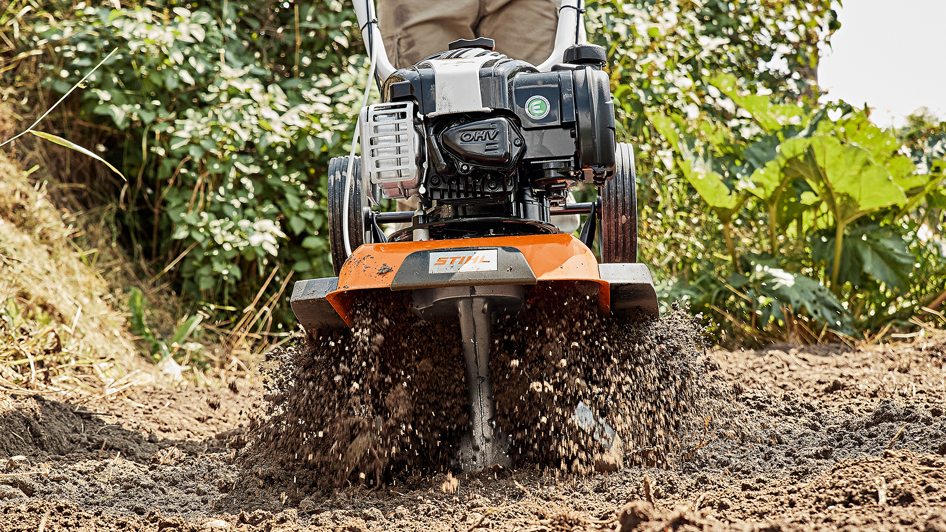 STIHL MH 445 jordfräsar som gräver upp ett fält