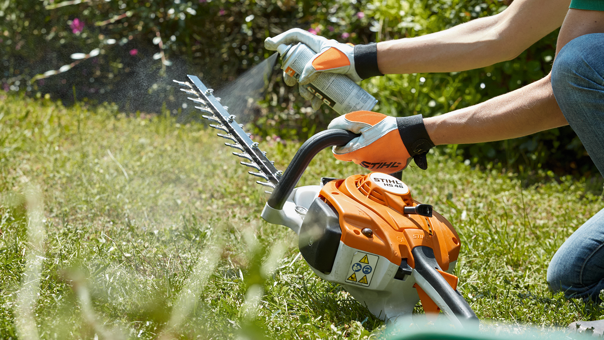 Rengöring av en STIHL HS 46 bensinhäcksax med STIHL Superclean