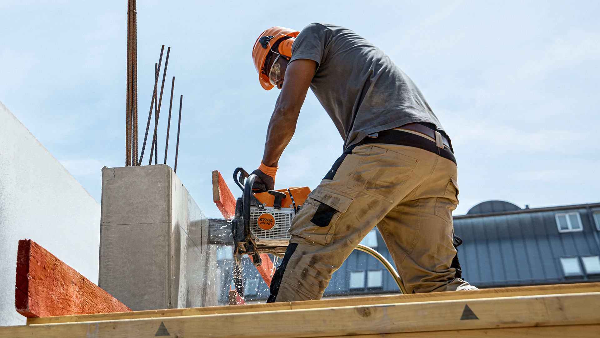 En man med STIHL betongsåg GS 461 som skär betong på byggarbetsplatsen
