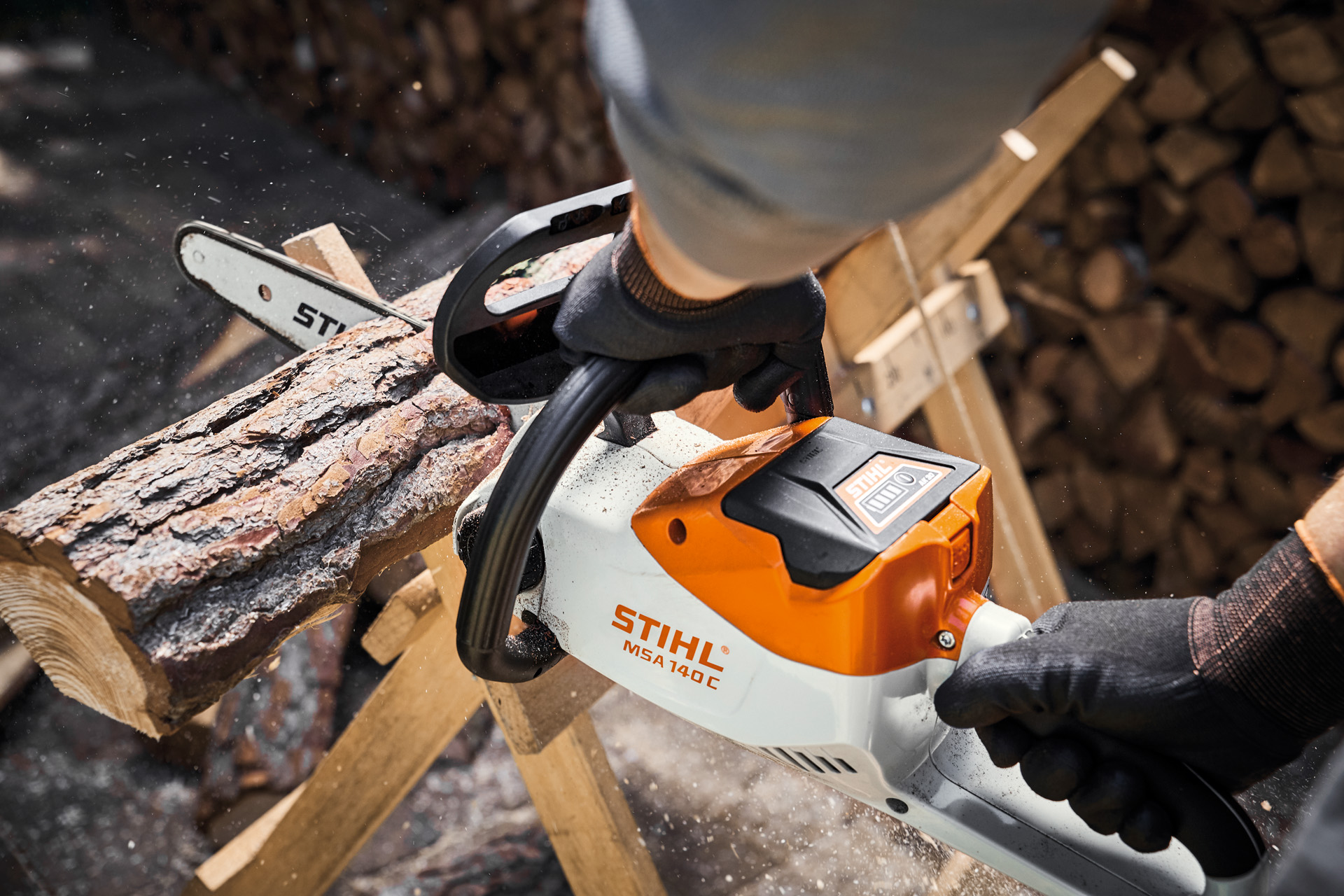 En trädstam kapas med STIHL batteridriven motorsåg