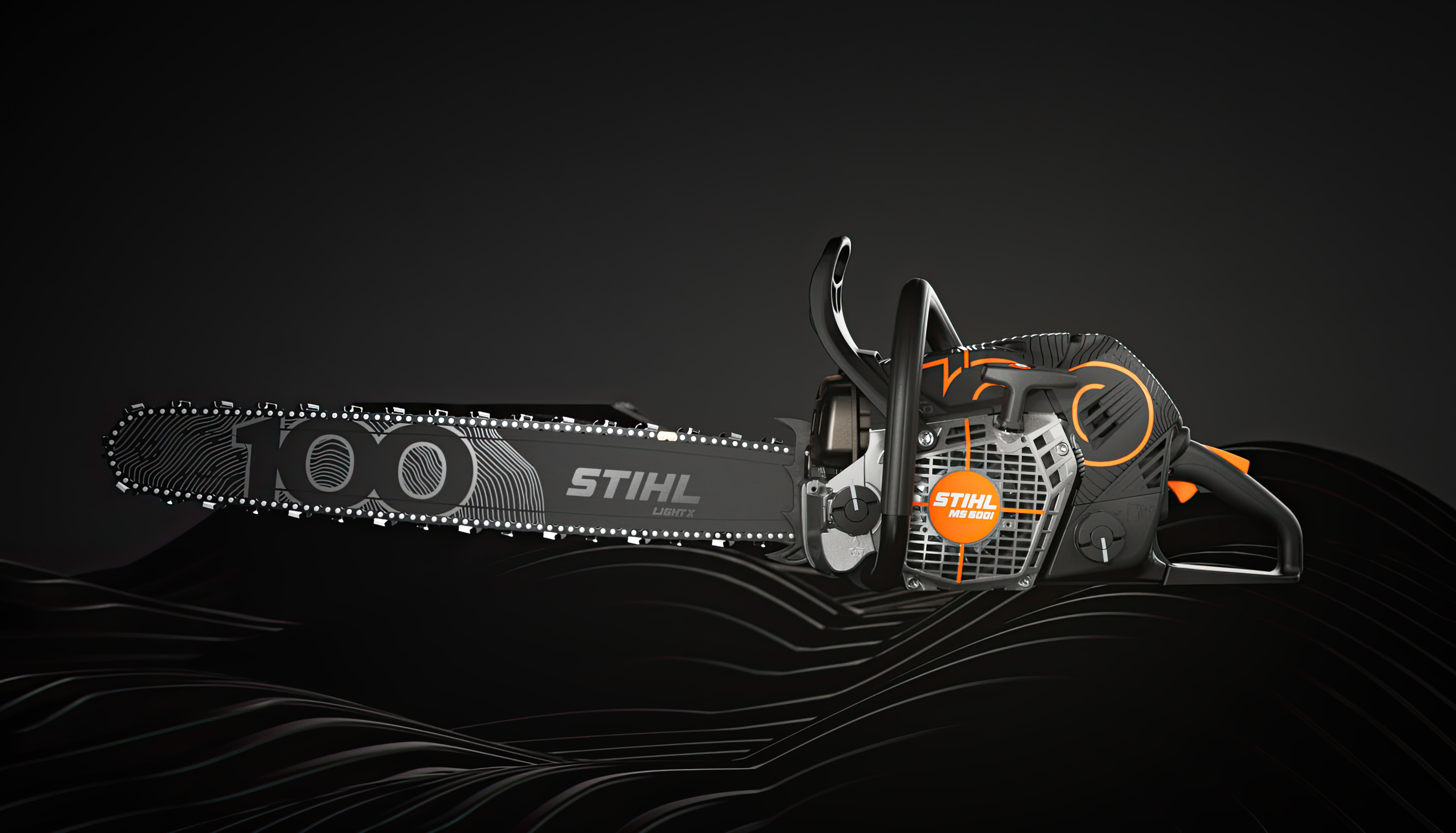 STIHL motorsåg MS 500i Centennial Edition sidovy vänster framför svart bakgrund