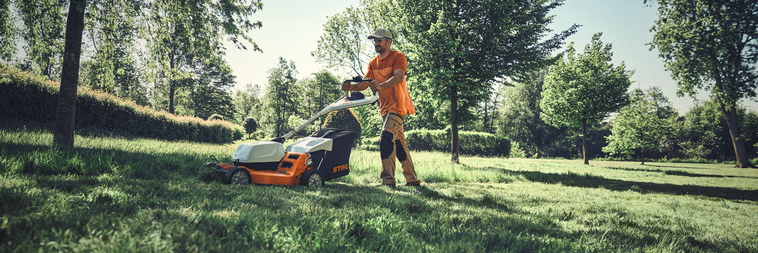  STIHL RMA 756 V batteridriven gräsklippare – Man som klipper gräsmatta – Vårkampanj 2025