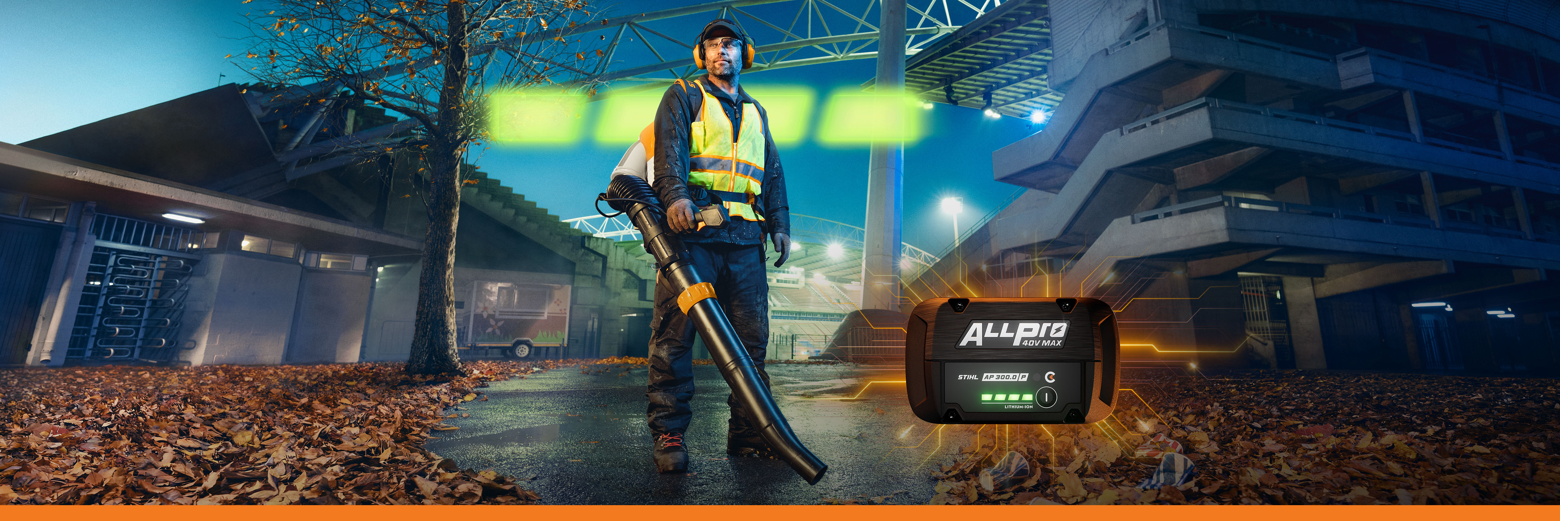 En man i arbetskläder står med en BGA 600 med ett grafiskt batterielement och en enhet från STIHLs batterisystem ALLPRO.  