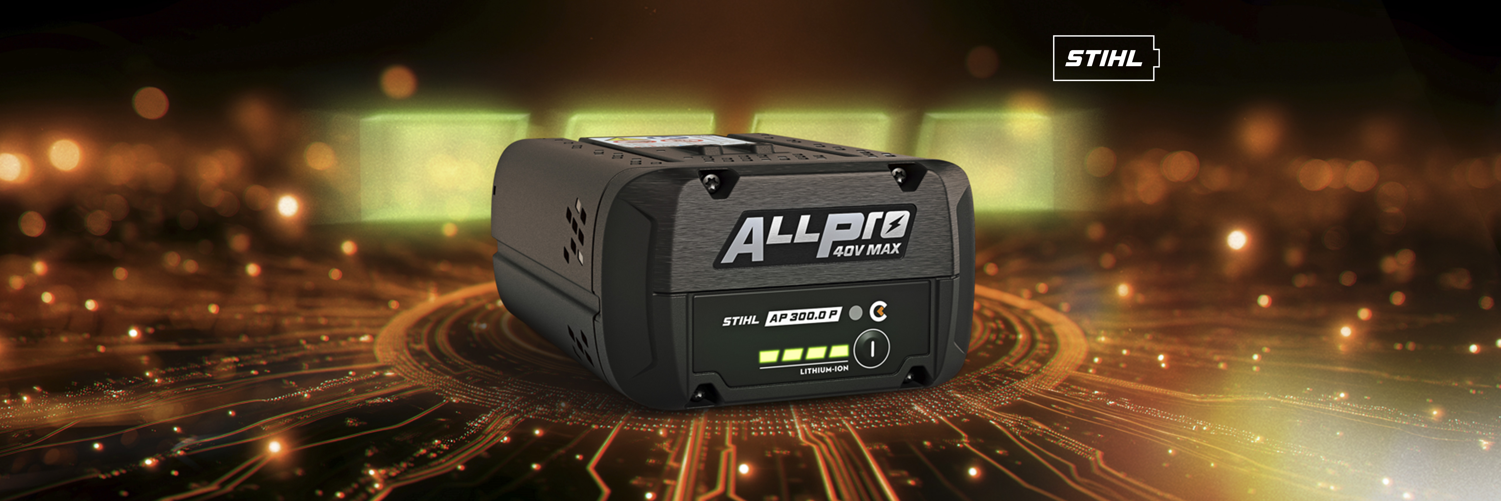 STIHL ALLPRO AP 300 PC-batteri placerat på ett glödande kretskortsbakgrund med STIHL-batterilogotypen i hörnet.