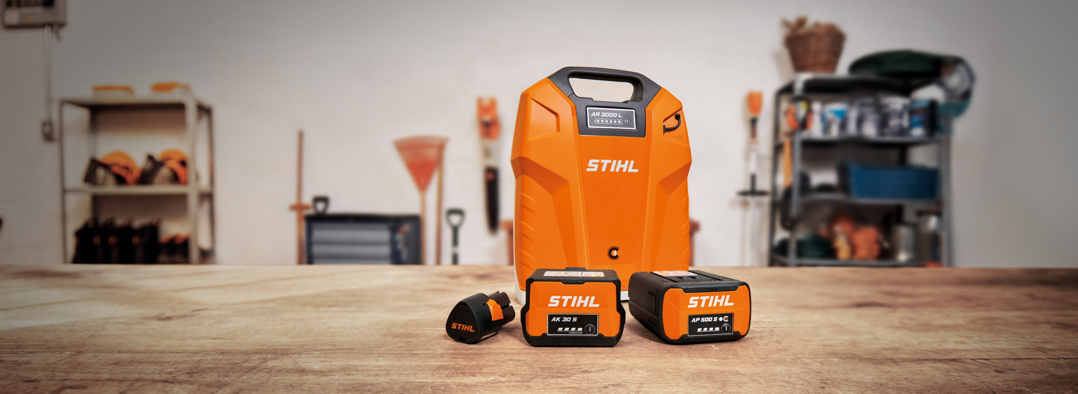Produkter i STIHL AP-System ligger på ett bord i ett garage