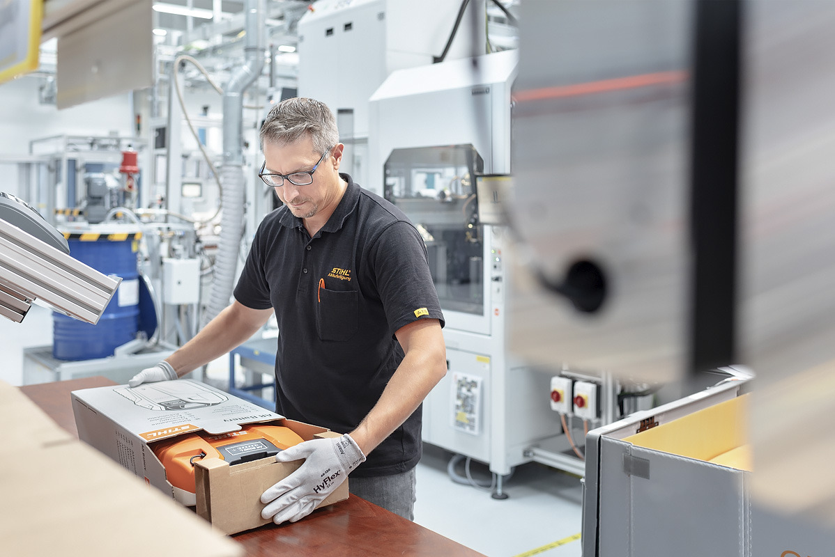 Personal packar nytillverkat batteri i batterifabriken