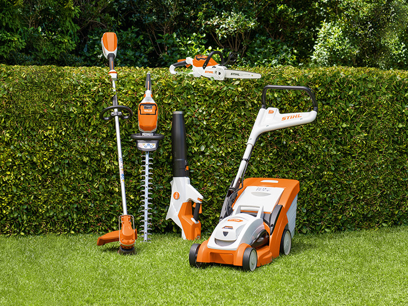 STIHL AK-sortiment framför häck med FSA 60 R, HSA 60, BGA 60, MSA 70, RMA 339 C