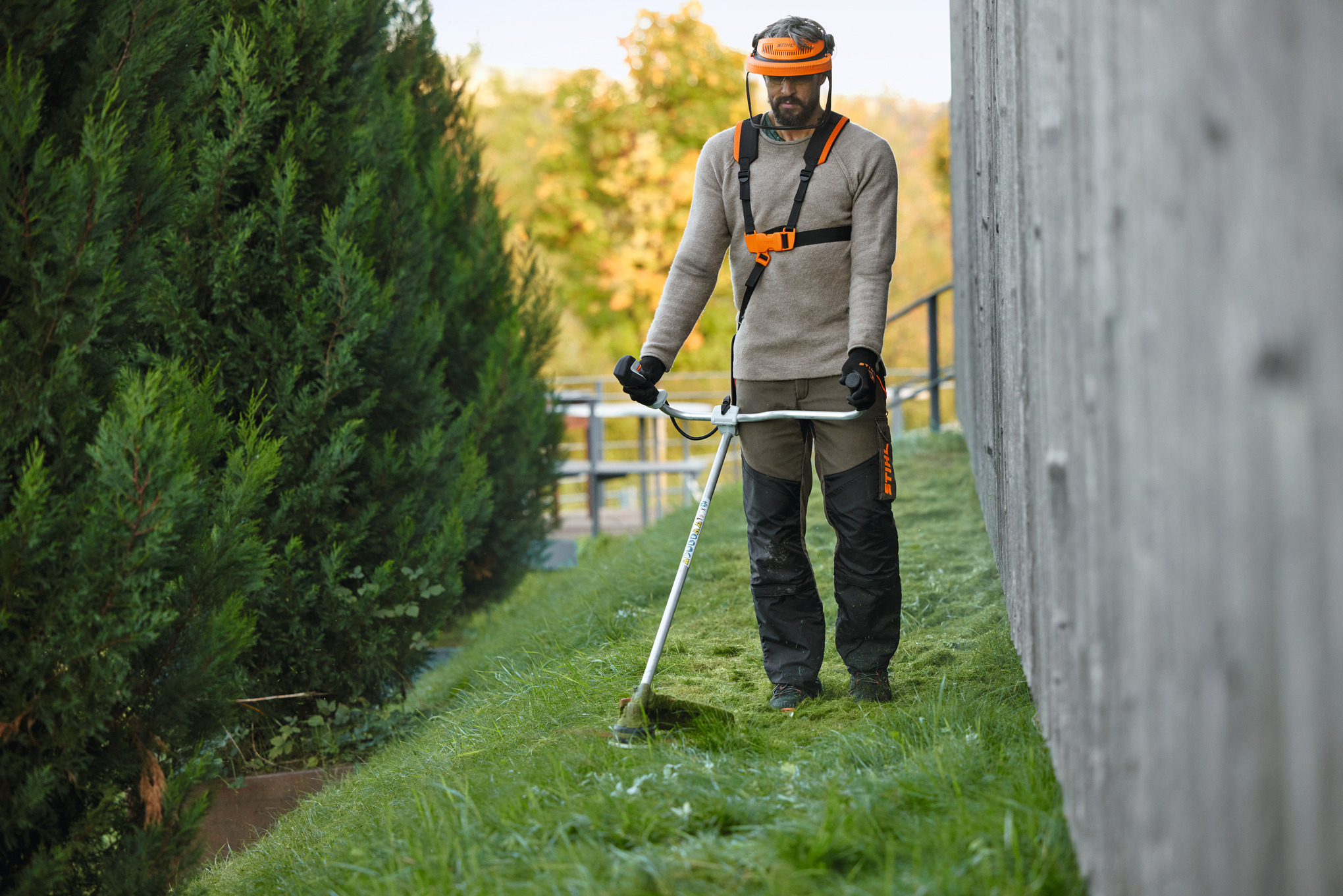 Man med grästrimmer