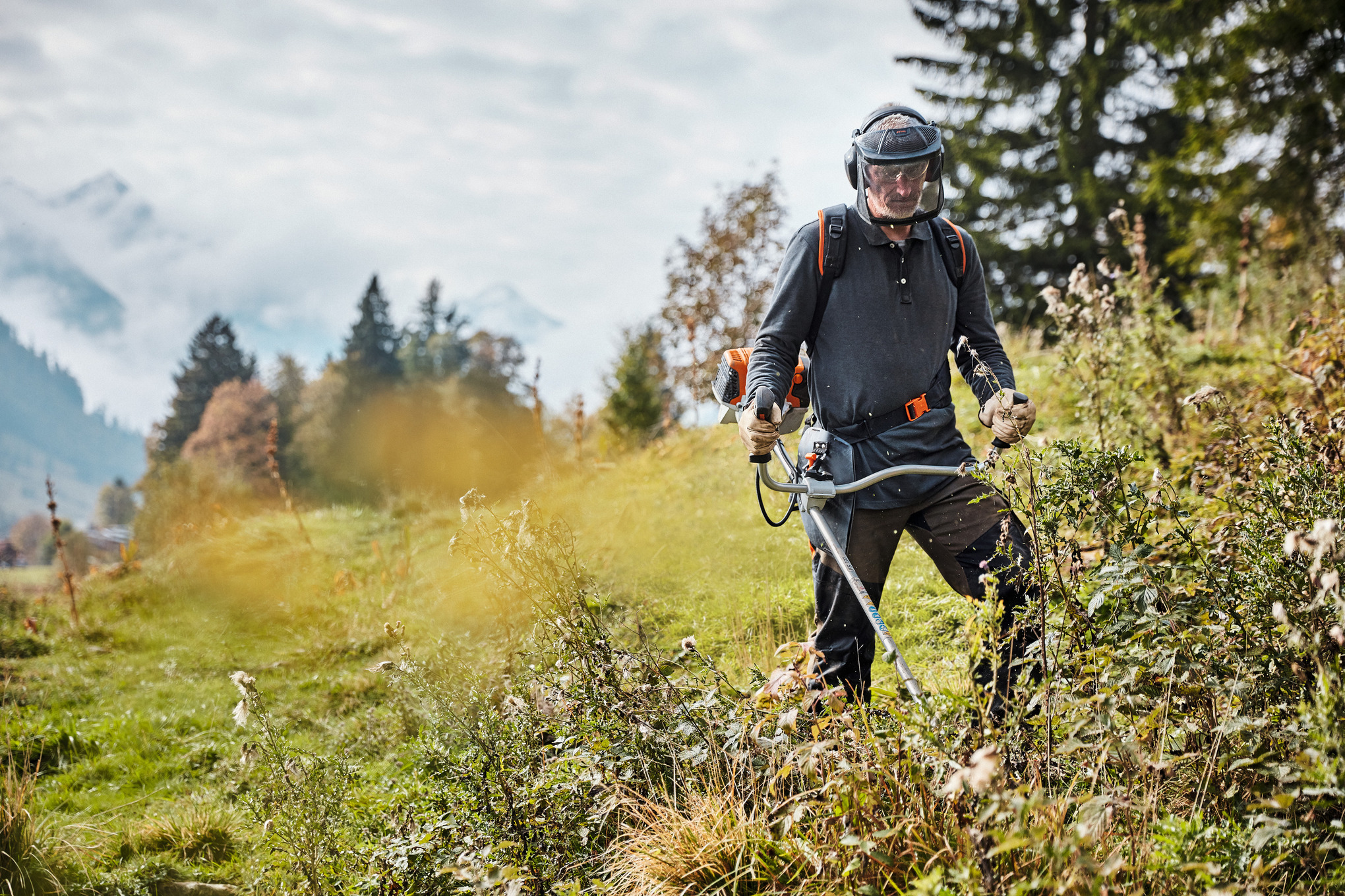 man använder trimmer