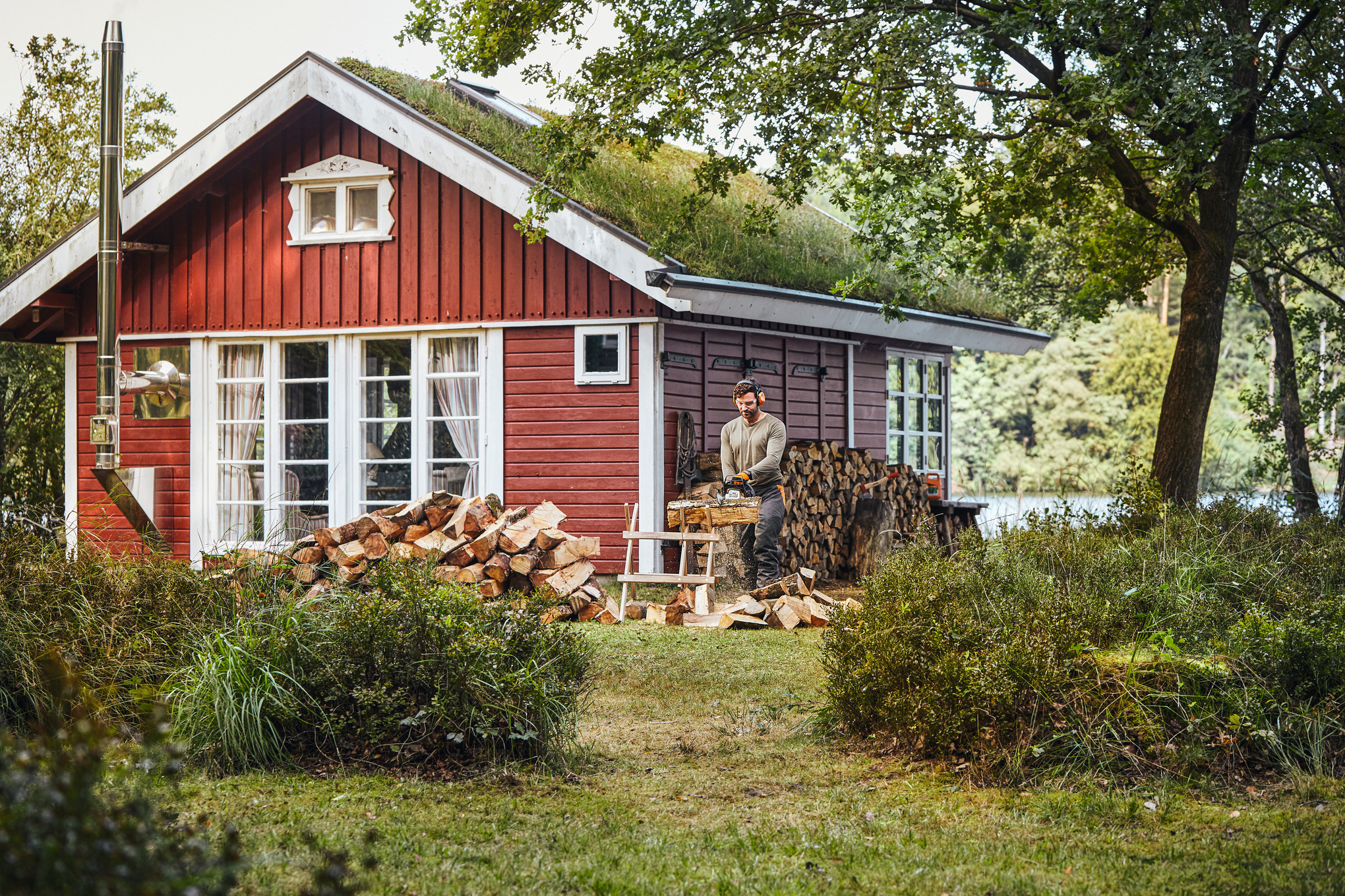 Man med motorsåg