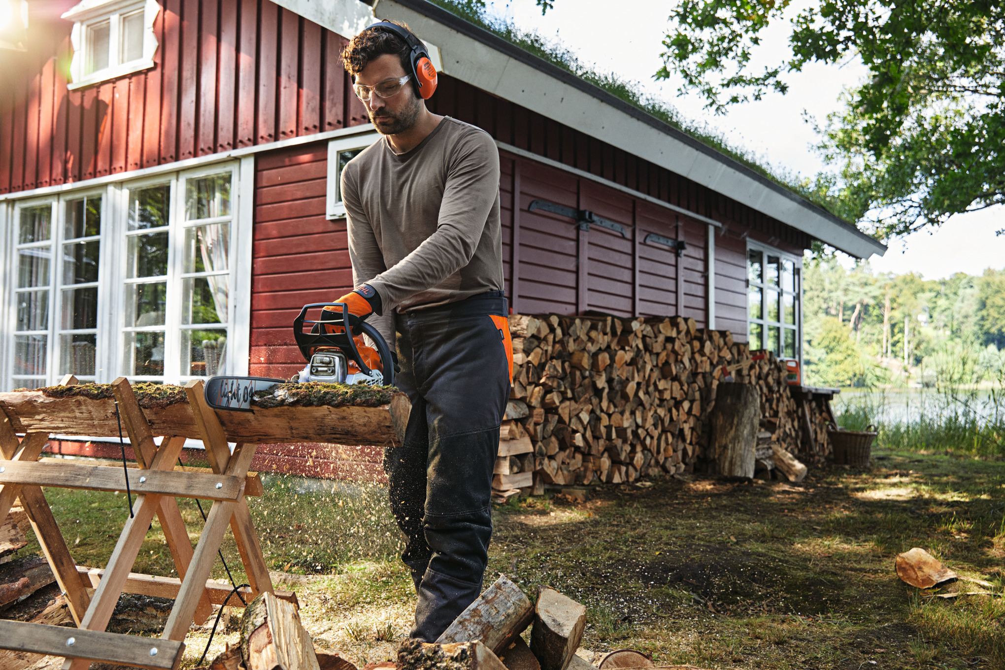 Man med motorsåg