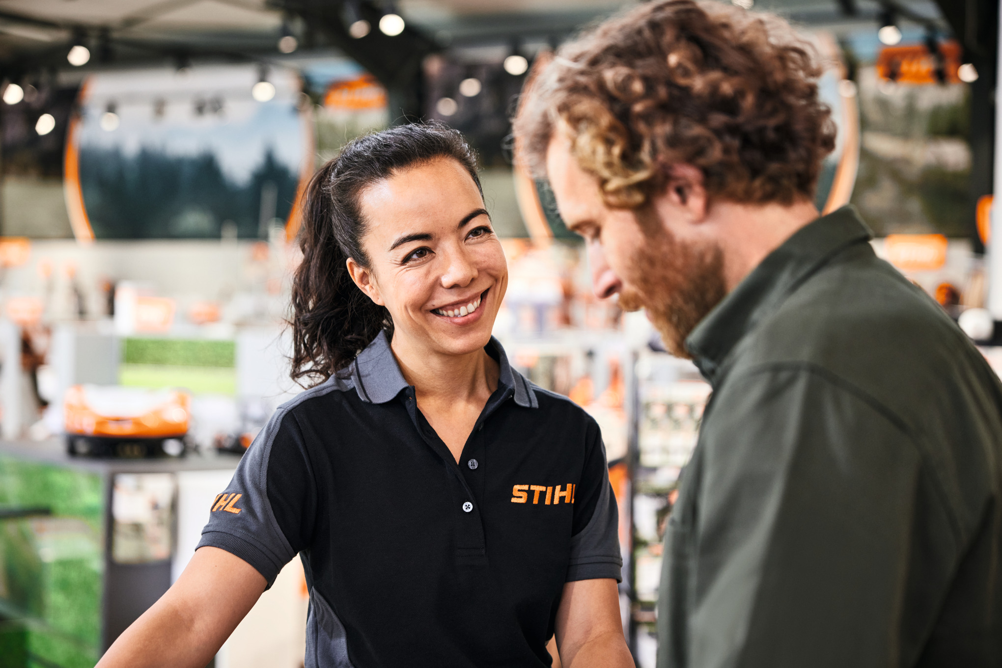 En återförsäljare från STIHL ger råd till en kund