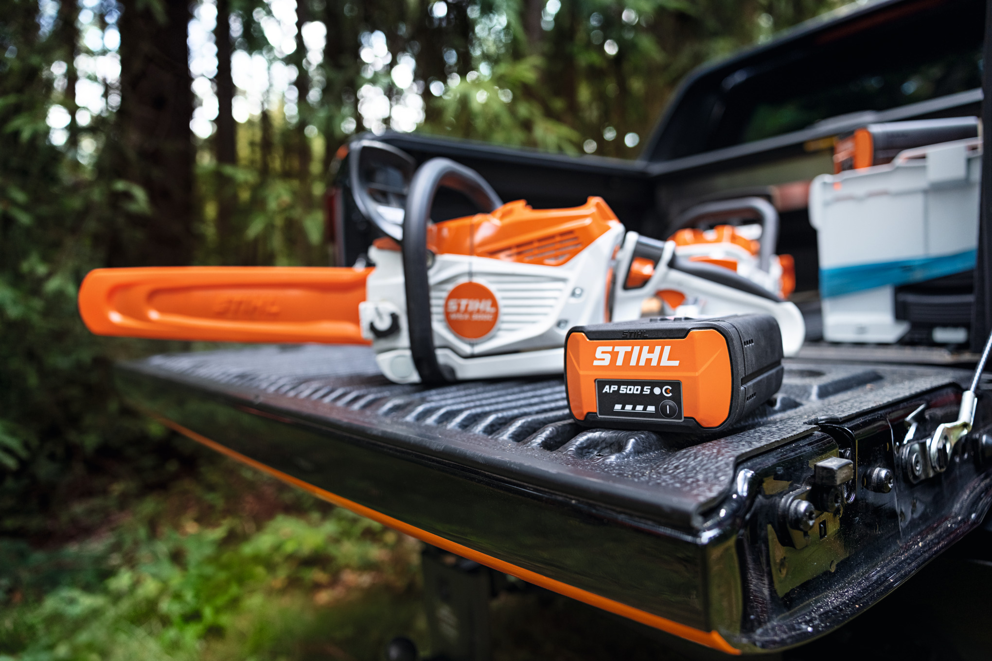 Litiumjonbatteriet STIHL AP 500 S och den batteridrivna motorsågen STIHL MSA 300 