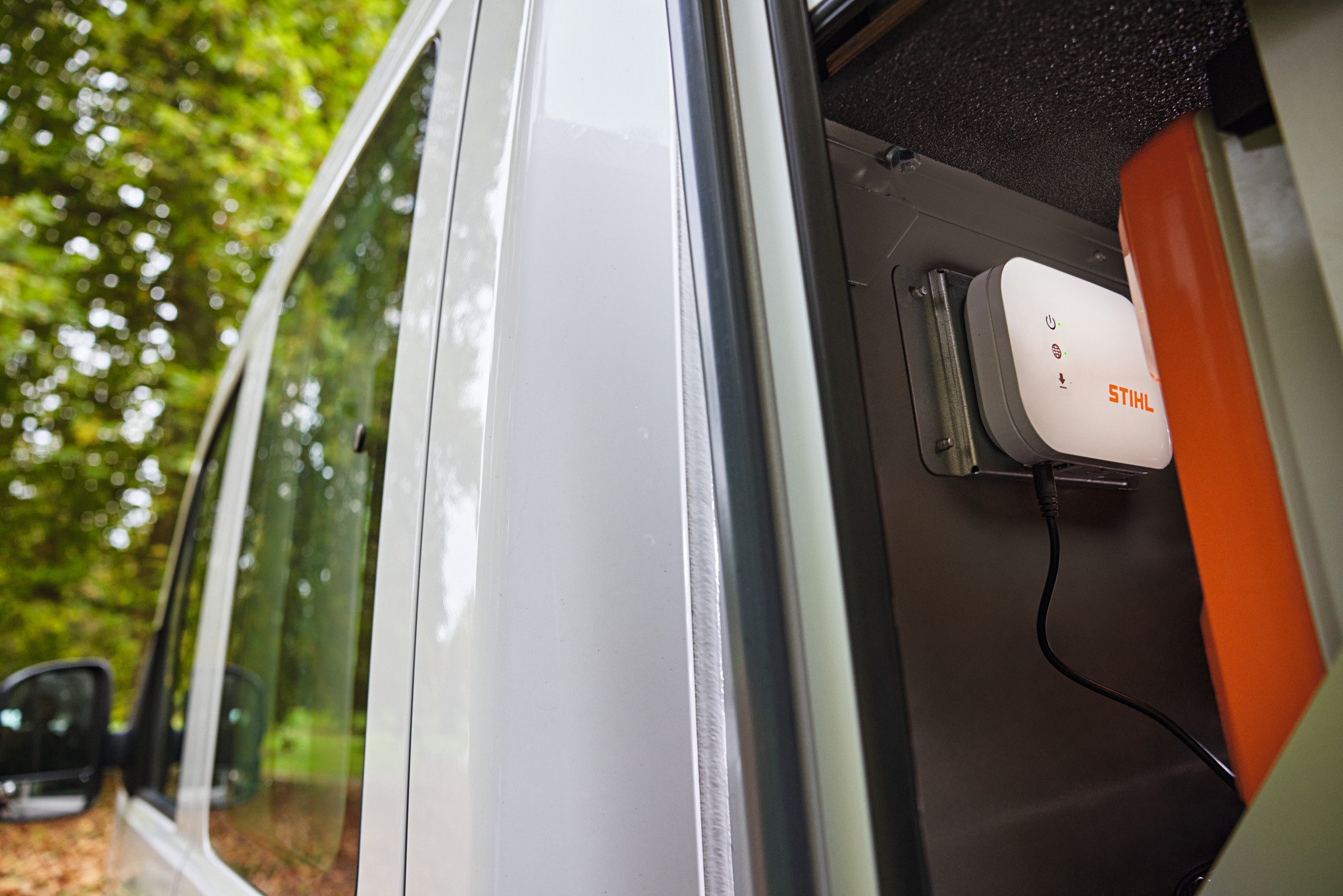 STIHL connected Box baktill på fordonet, placerad i den mobila laddstationen bottTainer