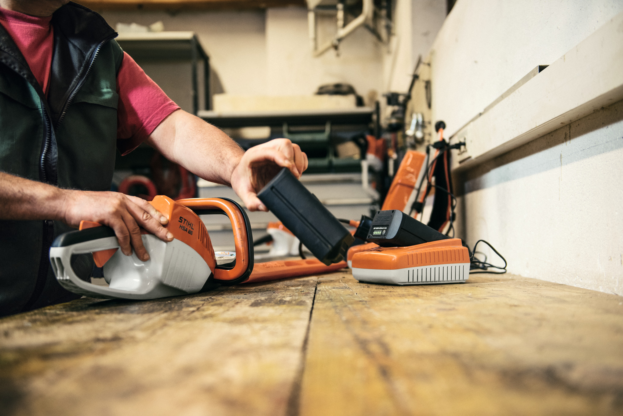 STIHL HSA 86 i drift med ett AP-batteri och AL-laddare