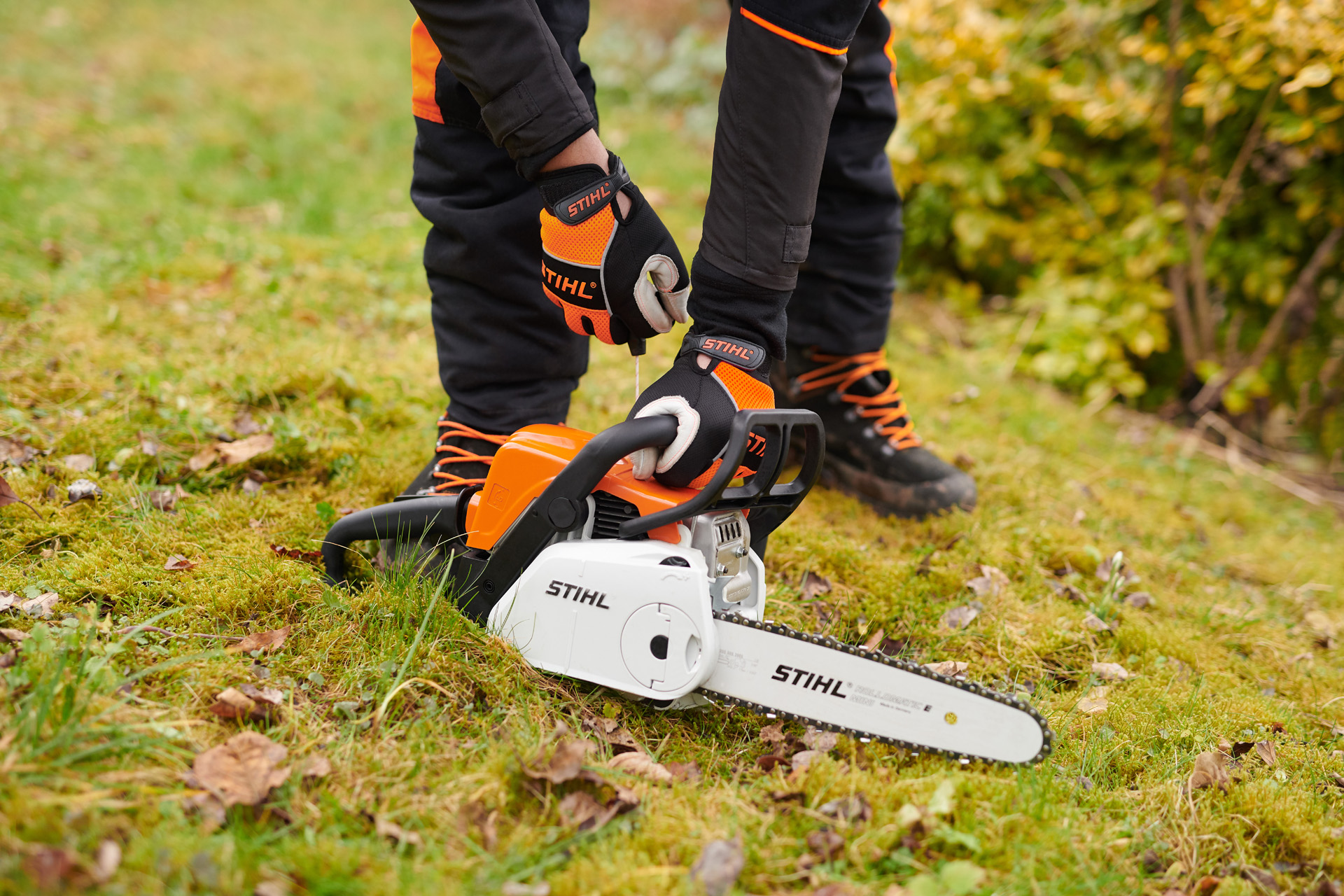 Starta STIHL MS 180 C-BE bensindriven motorsåg på marken