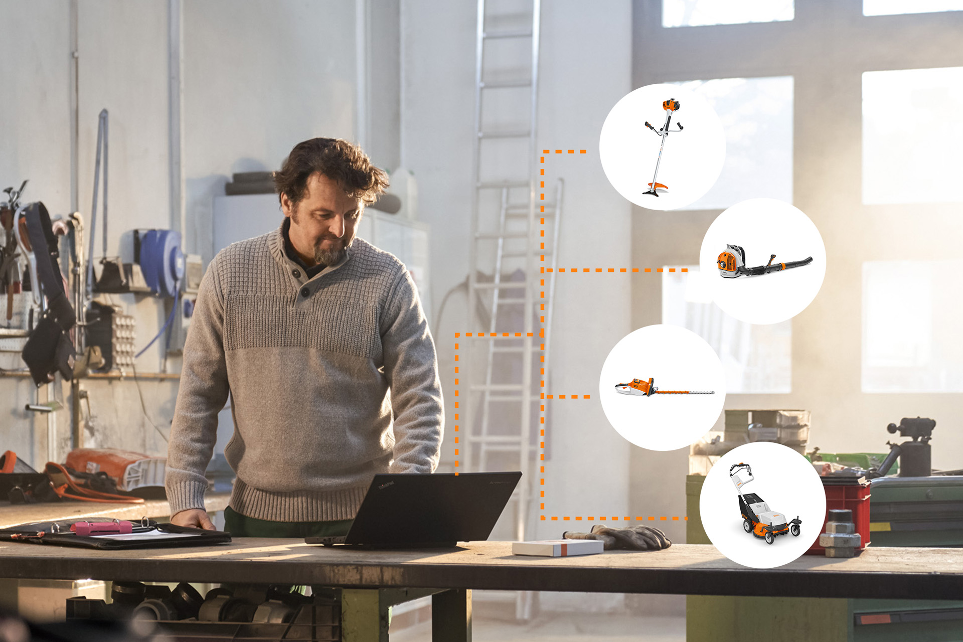 En man vid en bärbar dator i en verkstad; ikoner med STIHL-produkter som symboliserar STIHL connected maskinparkshantering