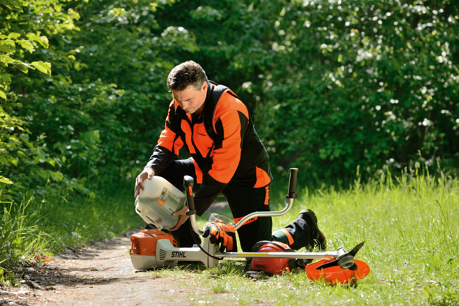 En man tankar en STIHL timmer med en bensin-/oljeblandning