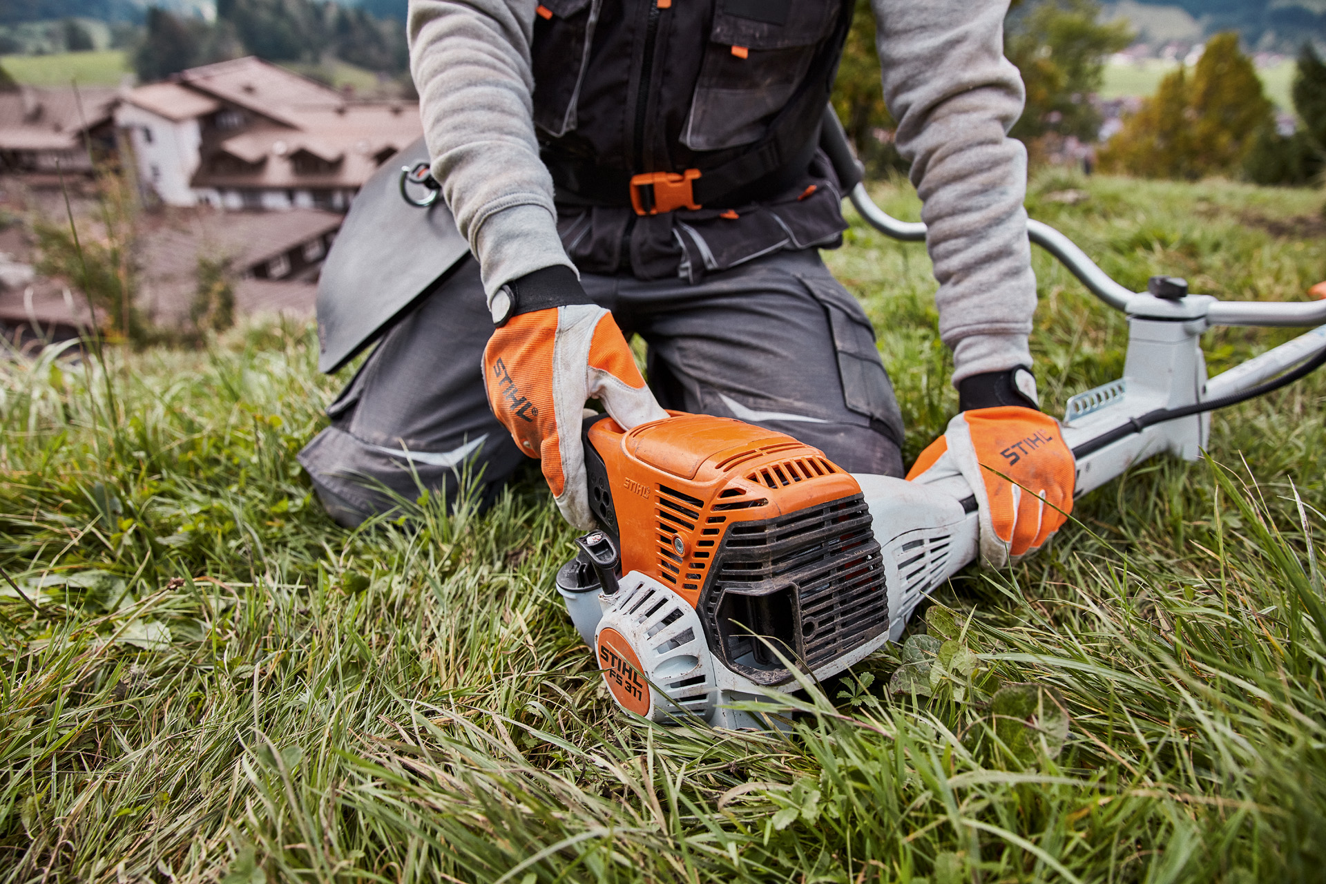 Den bensindrivna röjsågen FS 311 från STIHL startas 