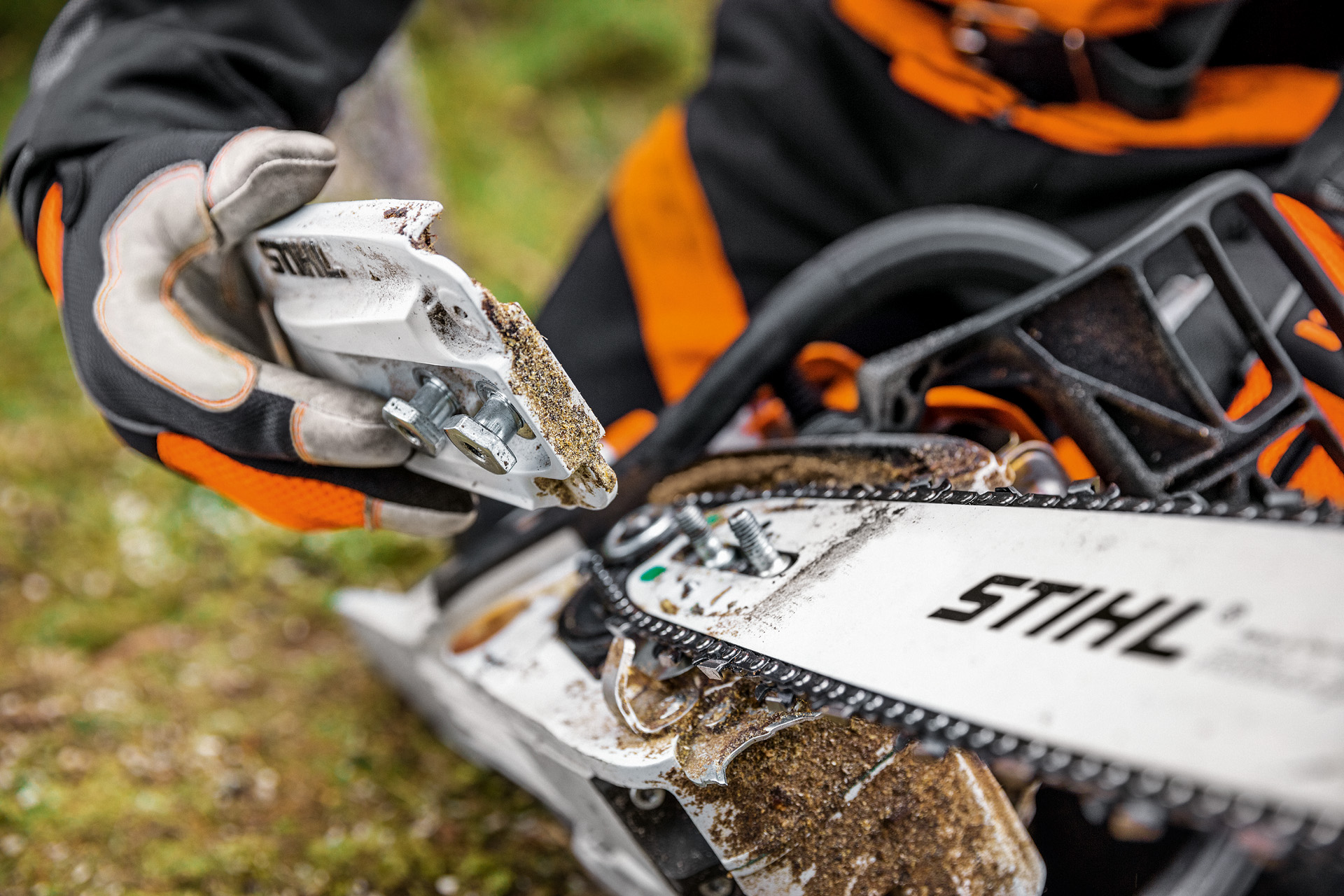Underhåll på en STIHL bensindriven motorsåg MS 261 C-M 