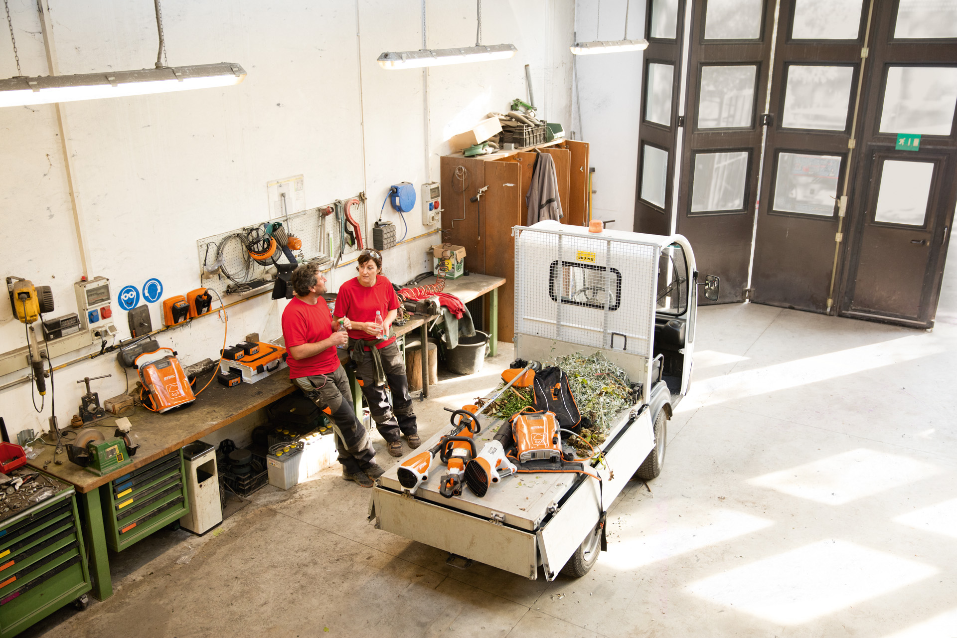 STIHL batteridrivna produkter på bil med flak.
