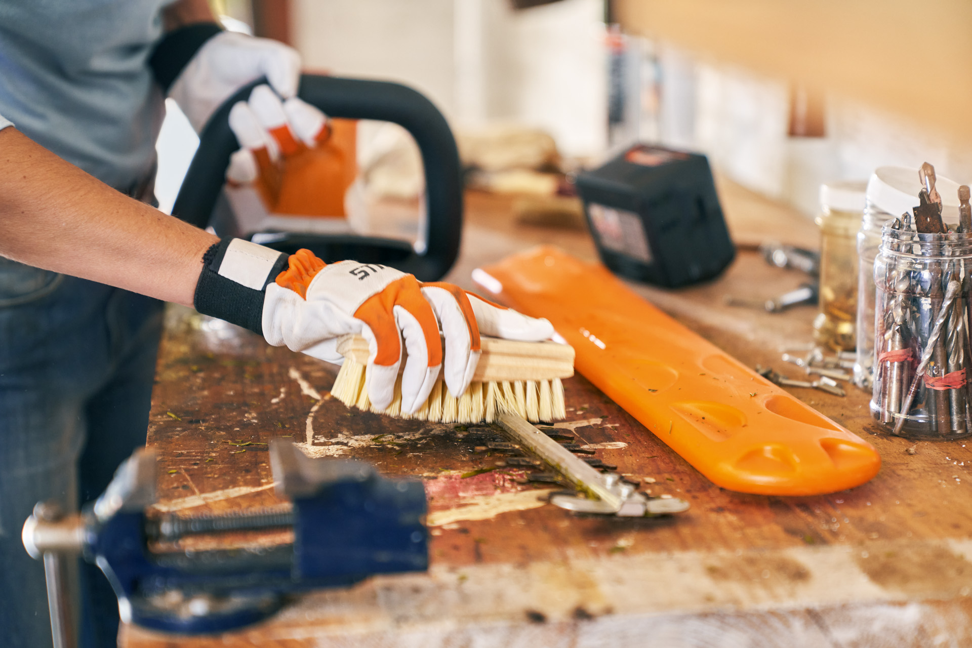 Maskinvård: STIHL batteridriven häcksax HSA 56 rengörs med en borste