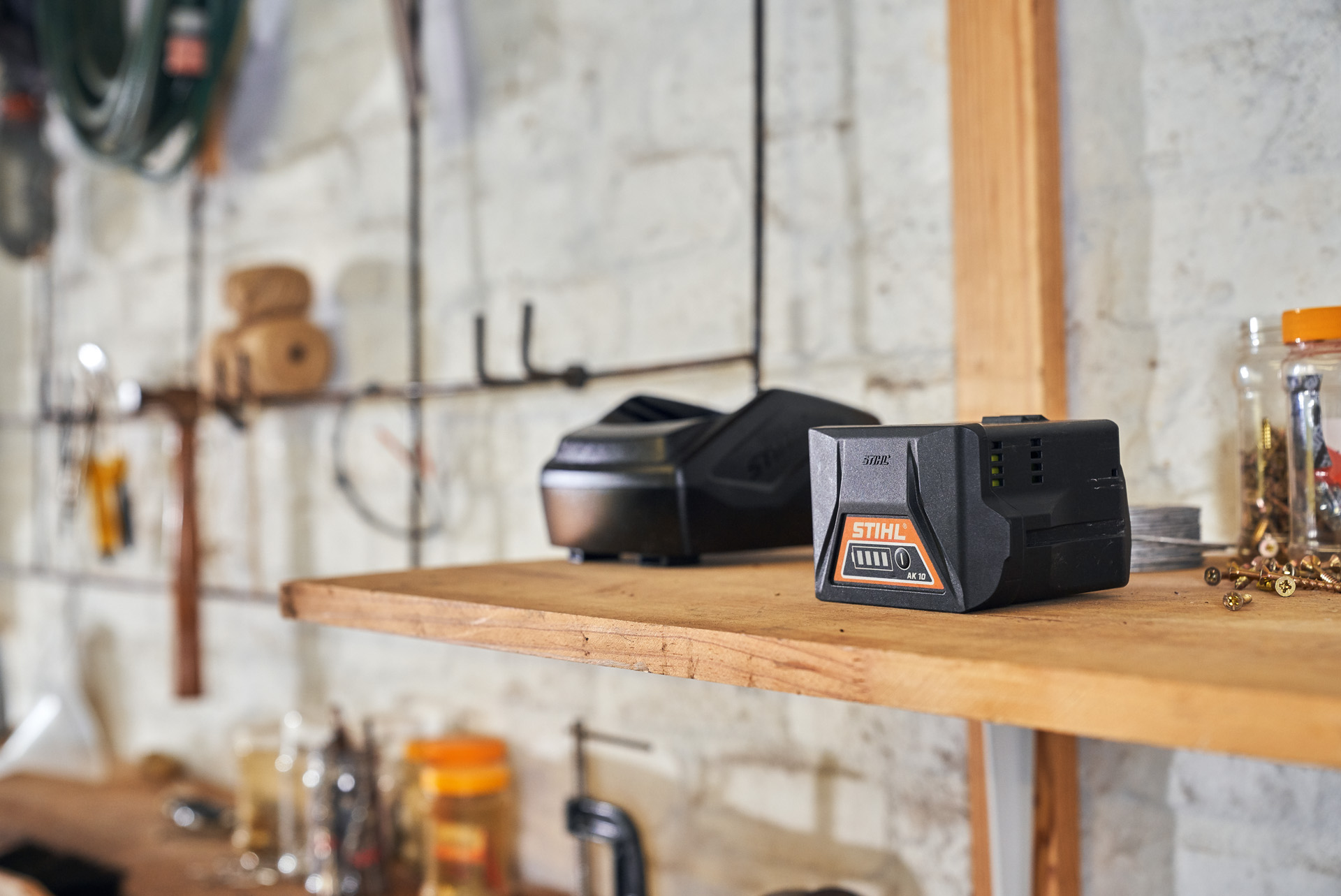 Två batterier med STIHL batteriteknik på en hylla i en verkstad