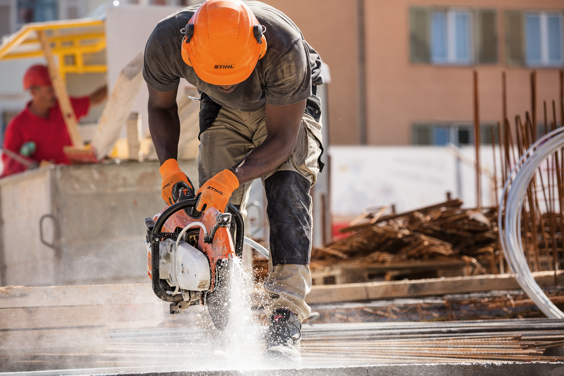 En man på en byggarbetsplats som arbetar med en STIHL TS 500i kapmaskin