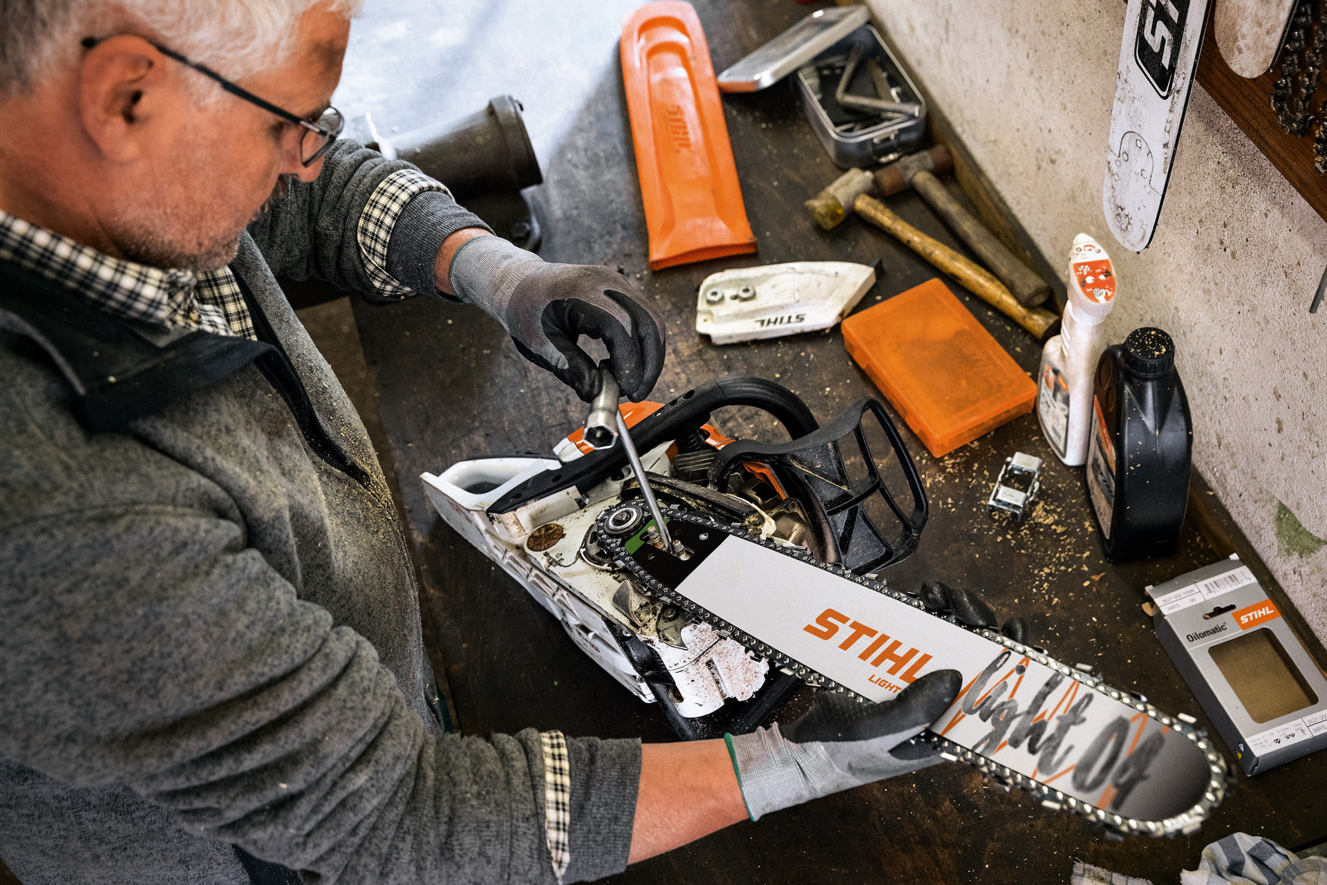 En STIHL-återförsäljare utför service på en motorsåg med STIHL Light 04-svärd och Oilomatic sågkedja