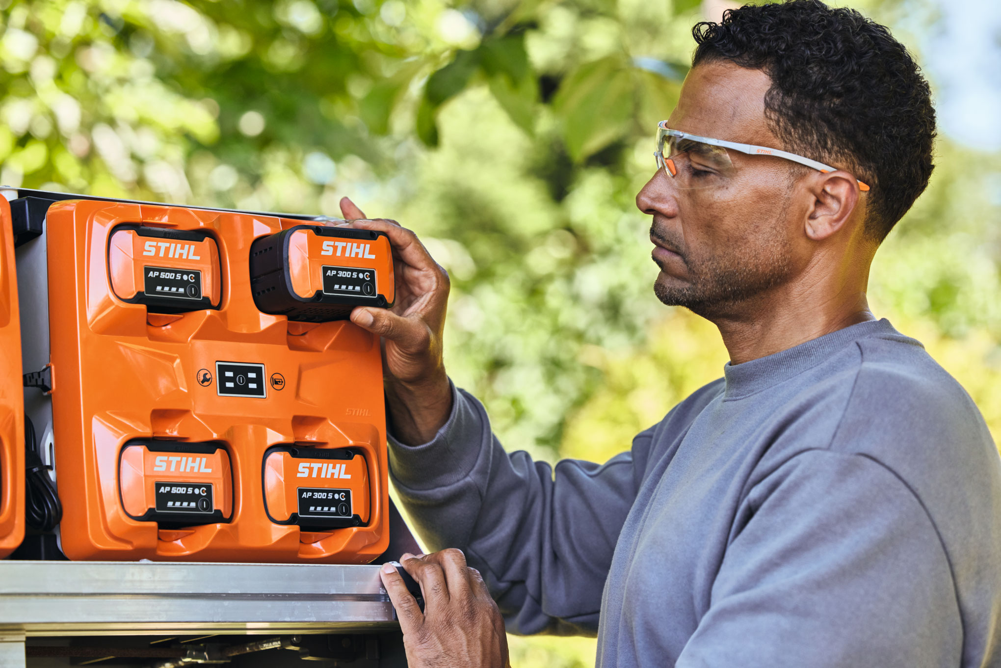 En man laddar STIHL batteri