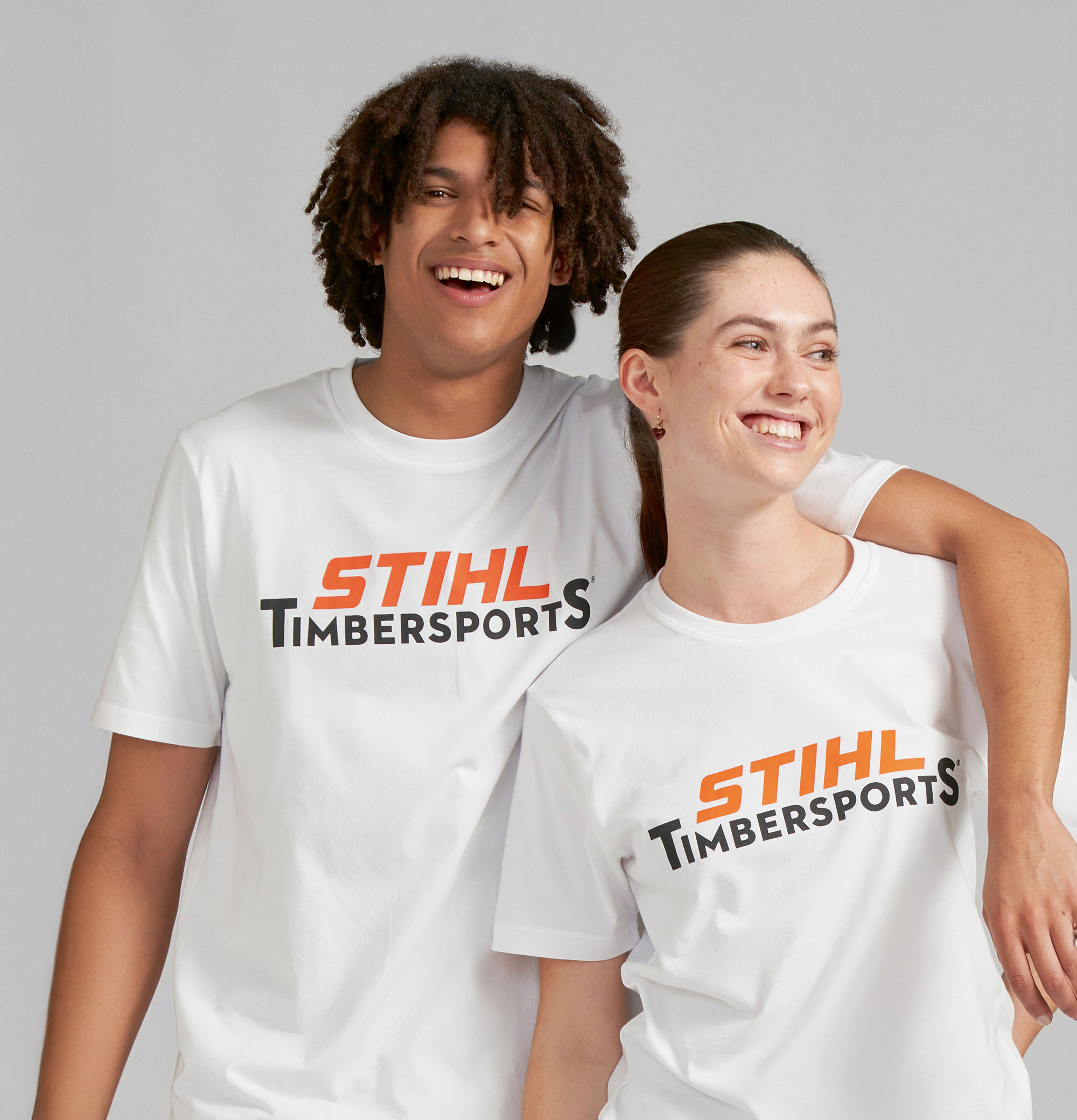 Man och kvinna bär Timbersport T-shirts