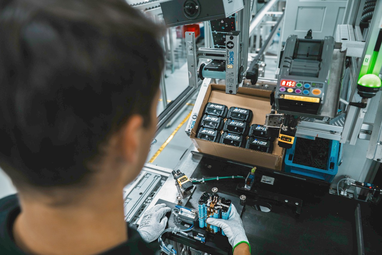 Elektroniken är utrustad med en säkerhetsanordning.