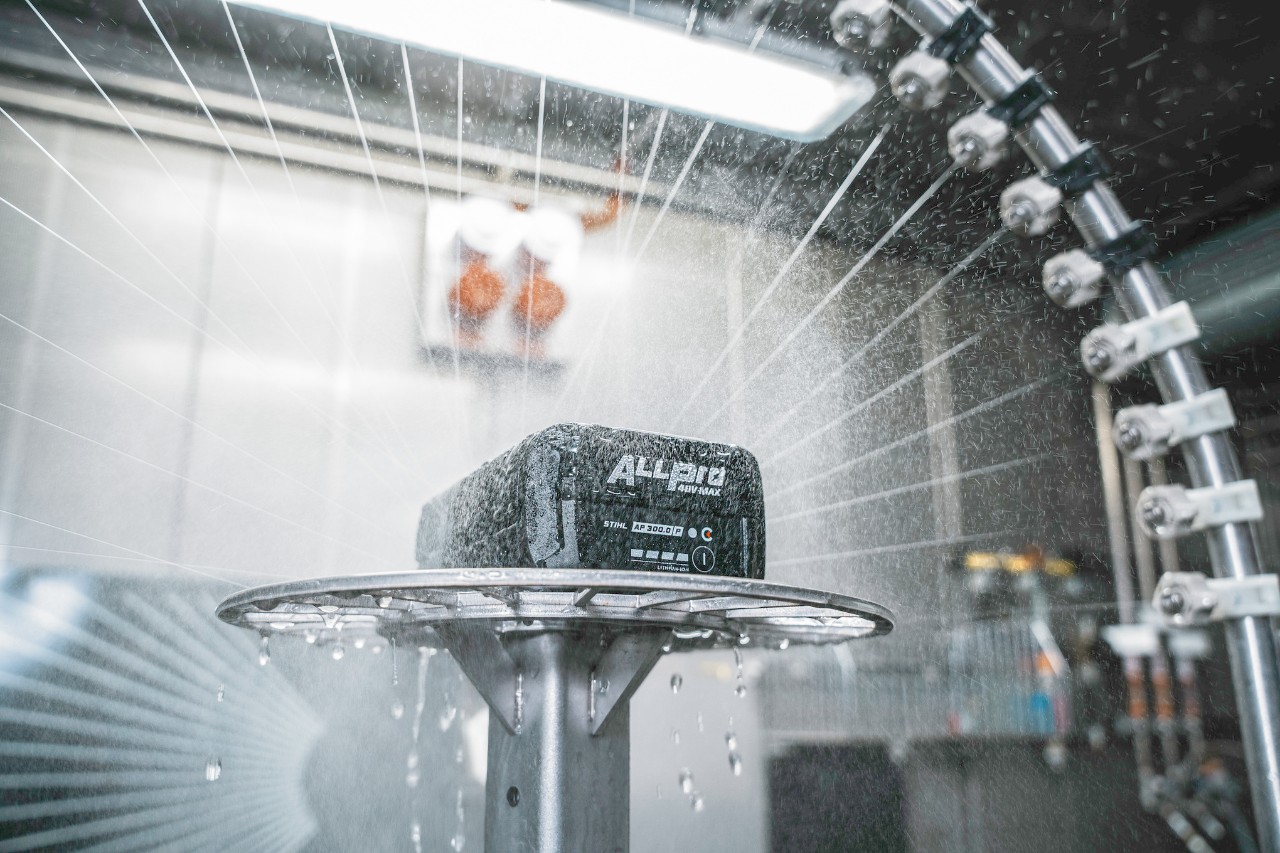 Stänktest: ALLPRO-batterier sprayas med vatten