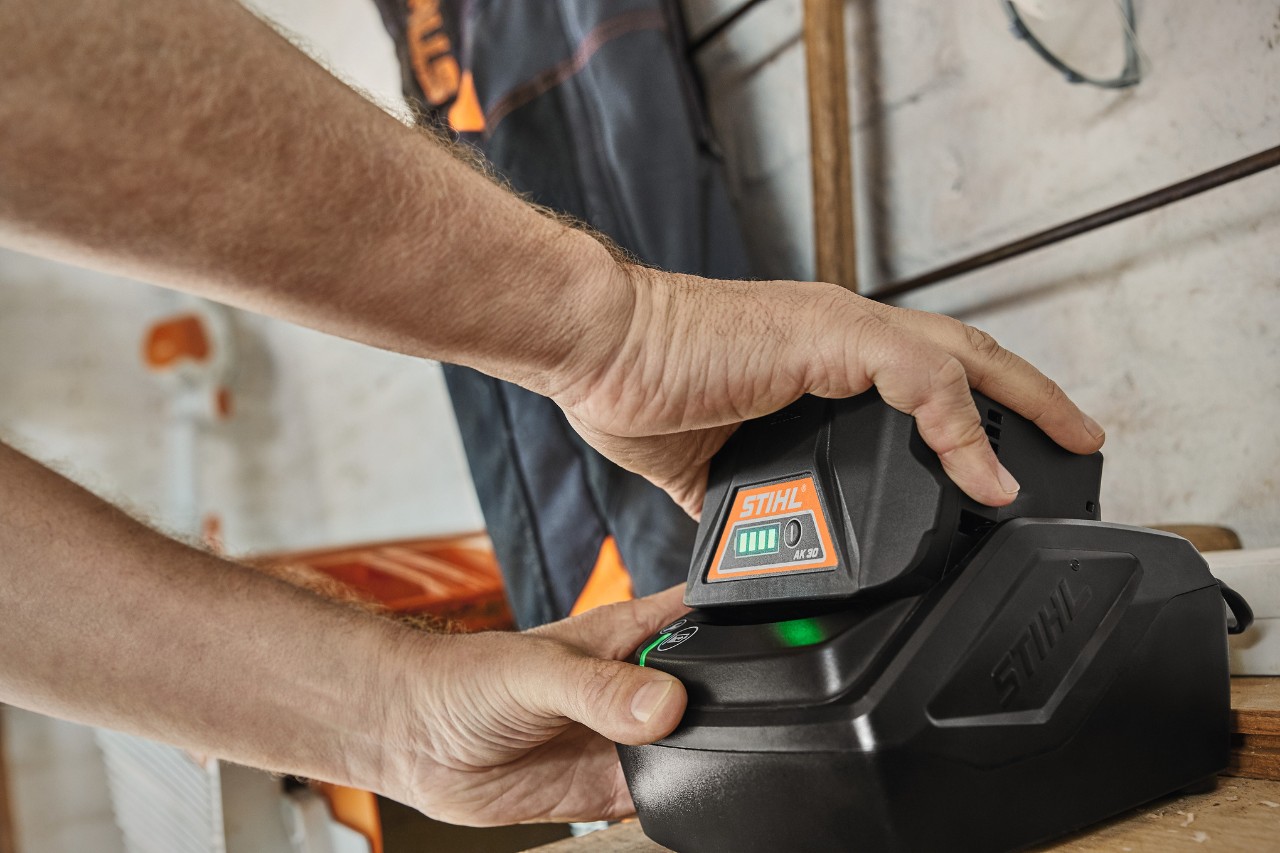 STIHL AP 30.1 litiumjonbatteri laddas i laddstationen