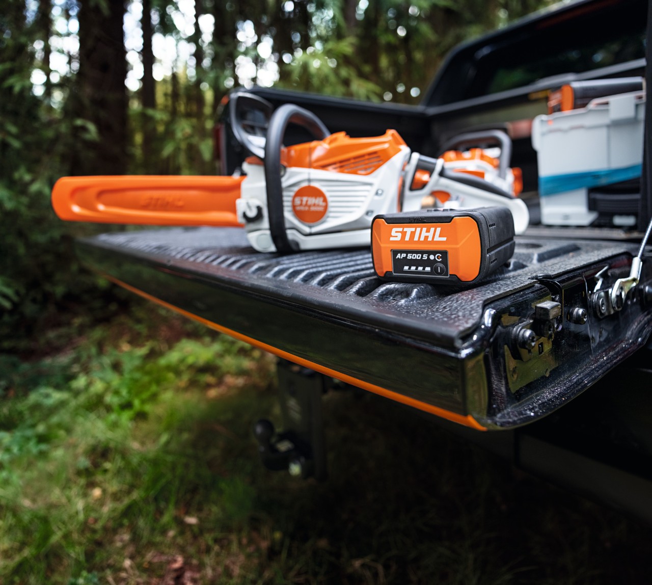 Litiumjonbatteriet STIHL AP 500 S och den batteridrivna motorsågen STIHL MSA 300