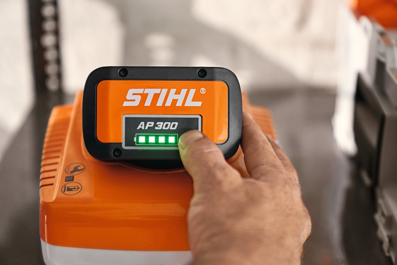 Närbild av Stihl AP 300 batteri och en hand