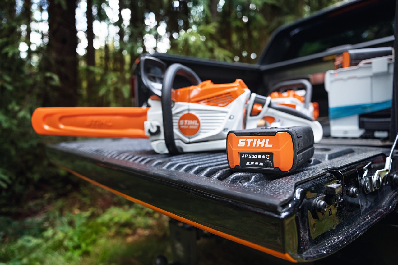 Litiumjonbatteriet STIHL AP 500 S och den batteridrivna motorsågen STIHL MSA 300 