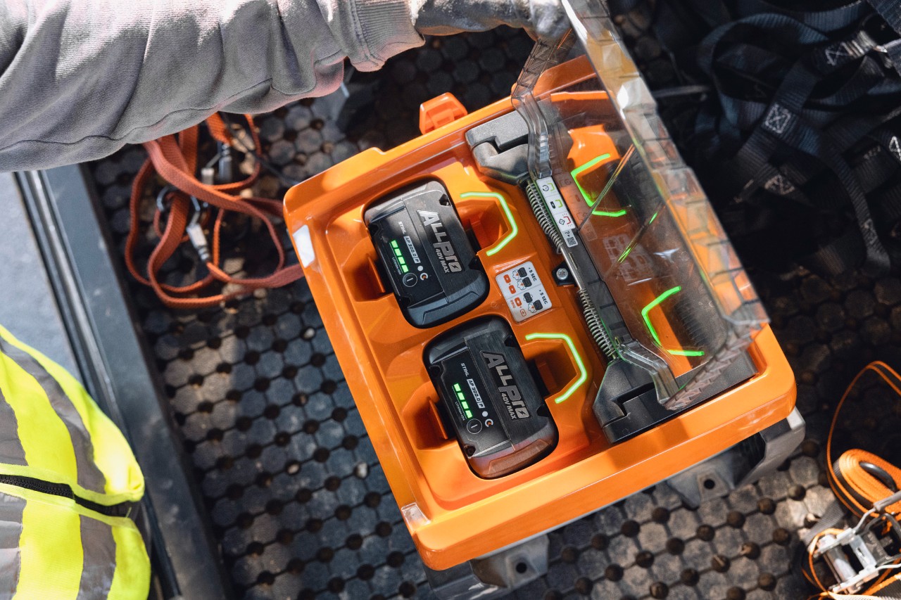 Fulladdade STIHL ALLPRO 300.0 P (C) batterier i den portabla laddaren AL 1802 MO