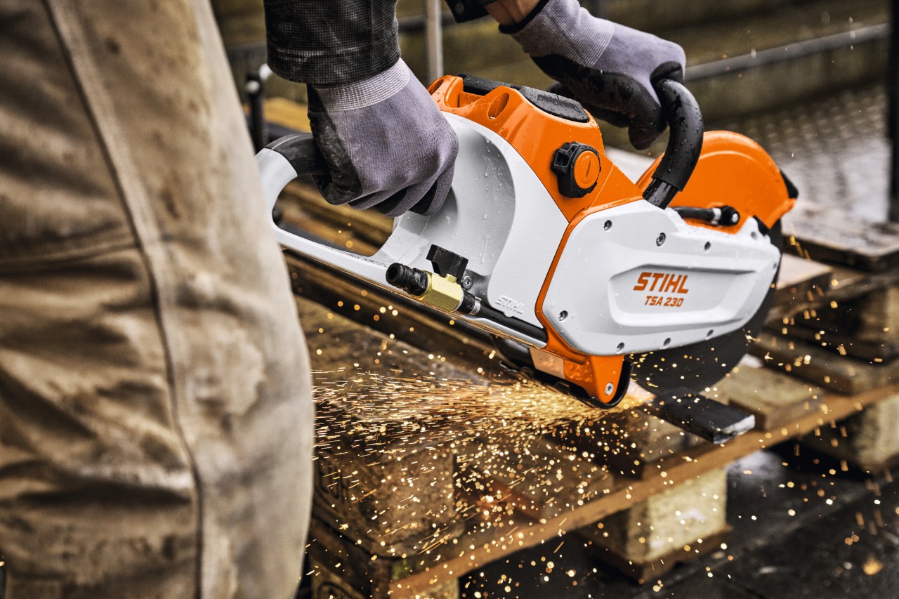Såga metall med TSA 230 och STIHL ALLPRO 300.0 P(C)-batteriet