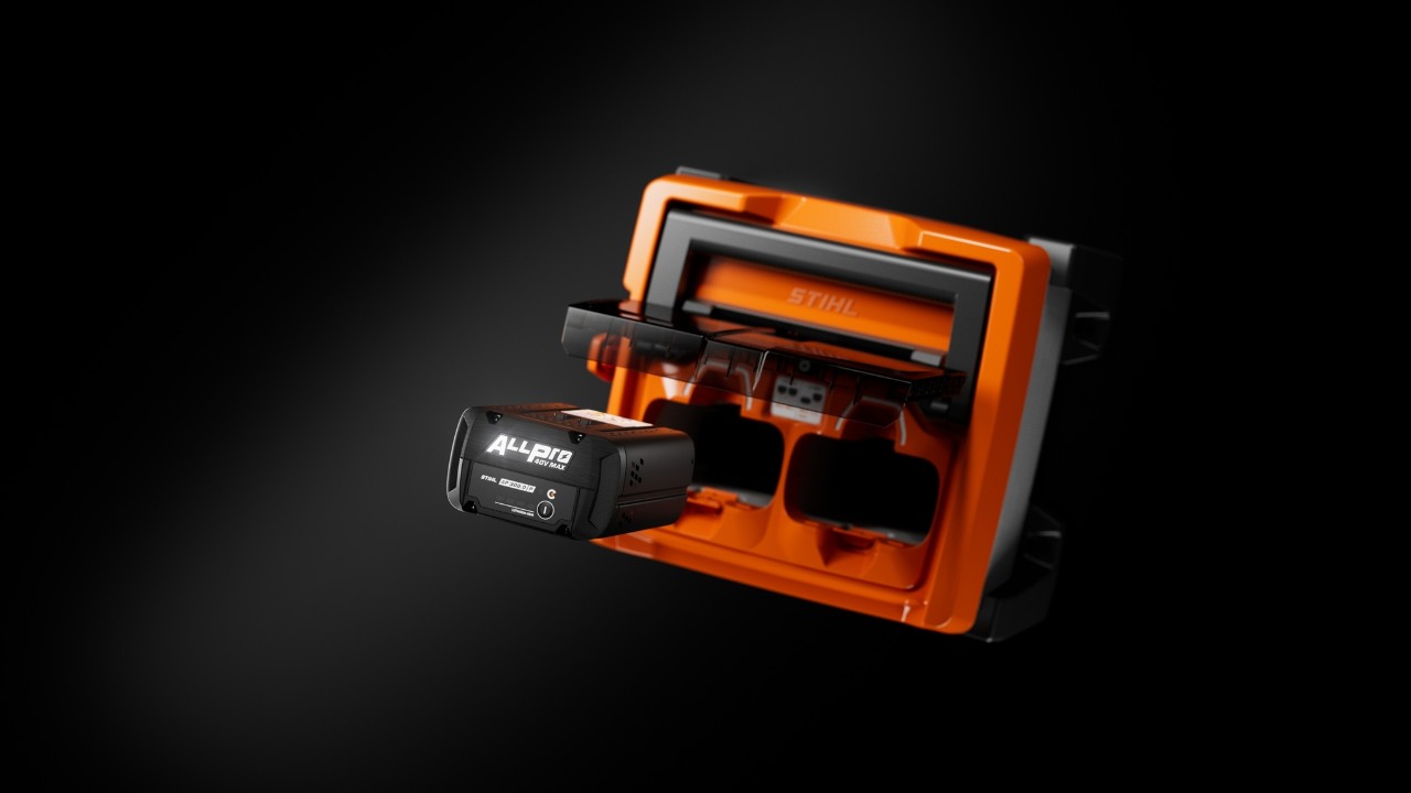STIHL ALLPRO snabbladdare AL 1802 MO med ett isatt och delvis uttaget ALLPRO-batteri AP 300.0 P(C).