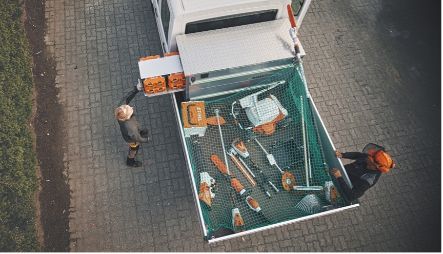 Batteridrivna STIHL verktyg på ett flak.