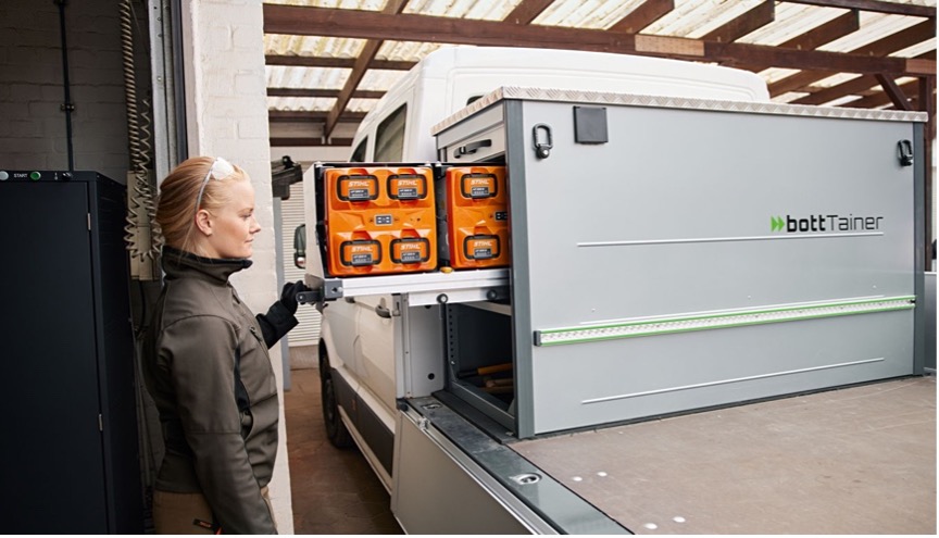 Batteridrivna STIHL verktyg på ett flak.