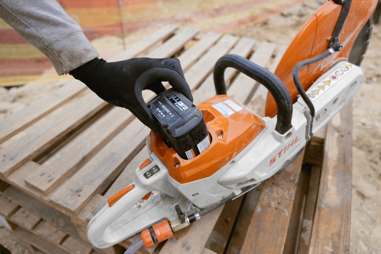 Ett STIHL ALLPRO 300.0 P-batteri används i TSA 350