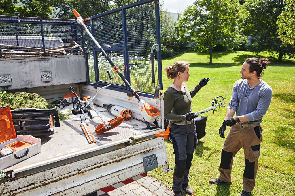 Pickup lastad med diverse Stihl-produkter