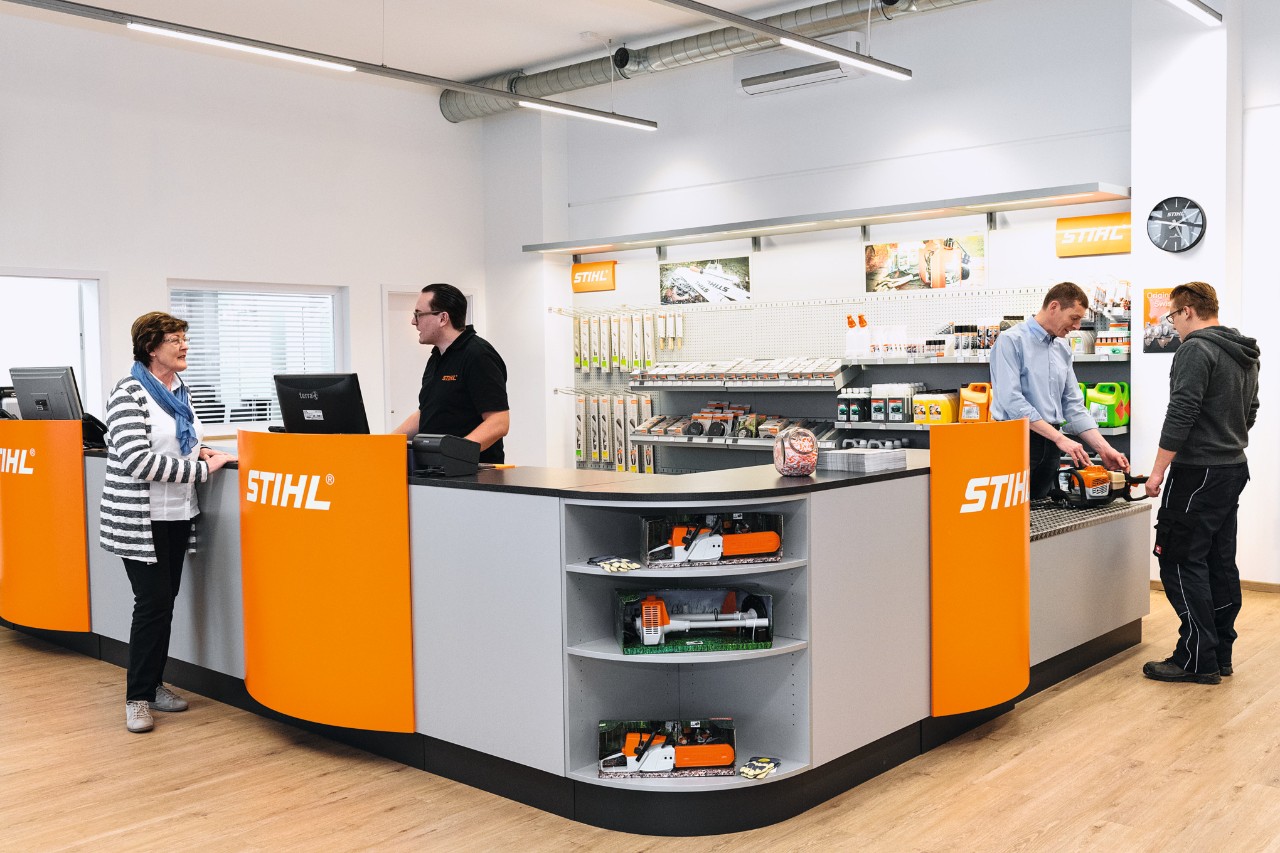 Butiksyta hos STIHL-återförsäljare med medarbetare och kunder  